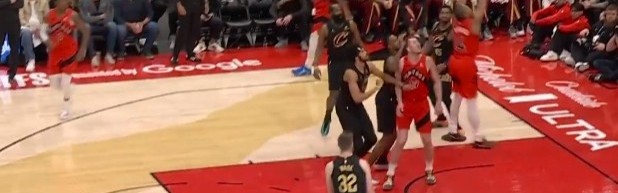 先声夺人！斯科蒂·巴恩斯冲击篮筐连续暴扣 率队占据主动