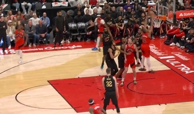 先声夺人！斯科蒂·巴恩斯冲击篮筐连续暴扣 率队占据主动